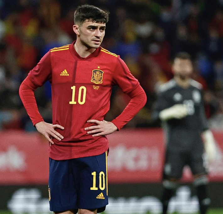 佩德里伤缺引发巴萨战术震荡,多线作战面临严峻考验