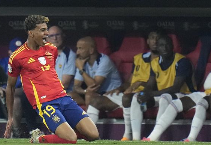 亚马尔国家德比后晒休闲照,巴萨即将迎战埃尔切