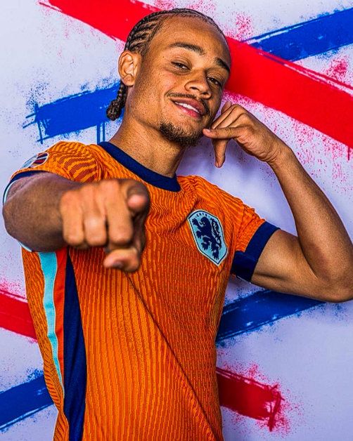 英超与<a href='https://www.www.niaodie.cn/news/tag/260.html' style='color: blue;'>欧冠</a>赛场:热刺主帅<a href='https://51jiazheng.cn/news/tag/1089490.html' style='color: blue;'>弗兰克</a>谈哈维 - 西蒙斯表现与换人决