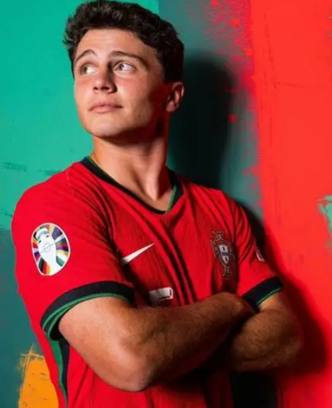 巴黎圣日耳曼客场险胜里昂:若昂 - 内维斯补时建功谈赛后感悟