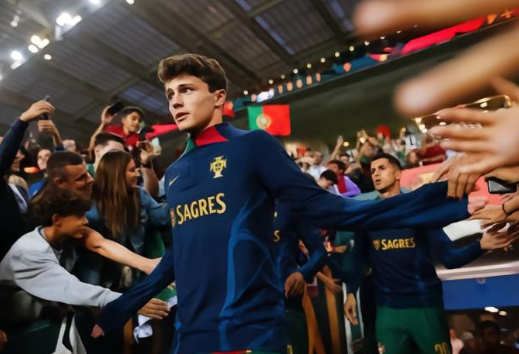 法甲激战:巴黎客胜里昂,内维斯伤停补时建功谈赛后感想