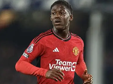 曼联中场梅努归队:困境中的坚守与期待