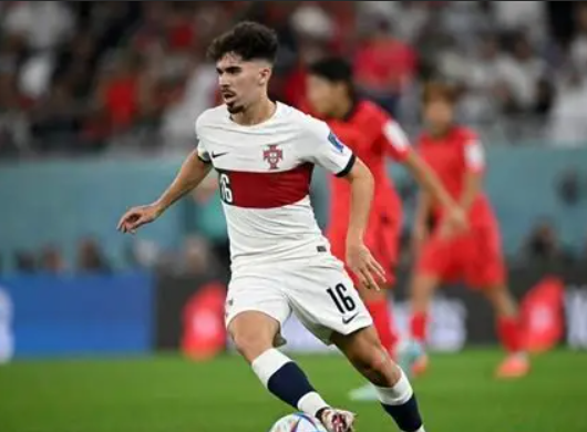 欧冠激战:维蒂尼亚帽子戏法助力巴黎逆转,畅谈赛场感悟