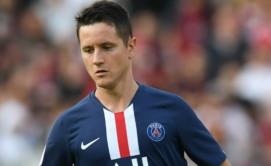 现效力于博卡青年的36岁西班牙中场球员埃雷拉,近期受邀做客一档节目。在节目中,他围绕球员生涯、薪资等话题展开了深入且坦诚的分享。 在谈及球员薪资发放方式时,埃雷拉详细介绍了不同国家的情况。他指出,在西班牙的足球领域,球员薪资的支付模式较为独特。球员每个月仅仅能够领取到工资中的一小部分金额。整个合同所规定的薪资并非一次性发放,而是分两次进行支付,支付时间分别设定在六月和十二月。与之形成鲜明对比的是,<a href='https://www.www.niaodie.cn/news/tag/957955.html' style='color: blue;'>英格兰</a>和法国的足球薪资支付体系则更为常规,采用的是十二个月分期支付的方式,即每个月都会按照合同约定发放相应比例的薪资。这种差异不仅体现了不同国家足球行业在财务管理和运营模式上的不同思路,也对球员的资金规划和财务安排有着不同的影响。 当话题转到比赛压力时,埃雷拉毫不掩饰地表达了自己的感受。他表示,尽管自己对足球充满热爱,但当置身于<a href='https://www.www.niaodie.cn/news/tag/260.html' style='color: blue;'>欧冠</a>决赛这样重大且关键的赛事场合时,紧张情绪仍会不由自主地袭来,甚至会紧张到身体蜷缩成一团。他回忆起自己上场前的状态,直言当时身体都在不受控制地发抖。这种真实的分享,让我们看到了即便是在职业赛场上经验丰富的球员,在面对重大比赛时也会和普通人一样,承受着巨大的心理压力。 对于年轻球员,埃雷拉给出了恳切的建议。他认为,在足球这个竞争极为激烈的领域,最终能够取得成功的只是极少数人。因此,他强烈建议年轻球员在专注于足球训练和比赛的同时,也要重视接受教育,为自己准备一个备选计划。不要让足球成为自己生活的全部负担,而是要学会享受足球带来的快乐。为了更好地说明职业生涯的脆弱性,他以<a href='https://www.www.niaodie.cn,www.www.niaodie.cn,www.www.niaodie.cn,/news/tag/286.html' style='color: blue;'>皇马</a>前青训球员阿尔瓦罗·贝尼托为例。贝尼托曾经离为皇马一线队踢球近在咫尺,然而一次意外的受伤,却彻底改变了他的命运,让他的职业生涯戛然而止。这个例子生动地揭示了足球职业生涯充满了不确定性,年轻球员需要提前做好应对各种风险的准备。