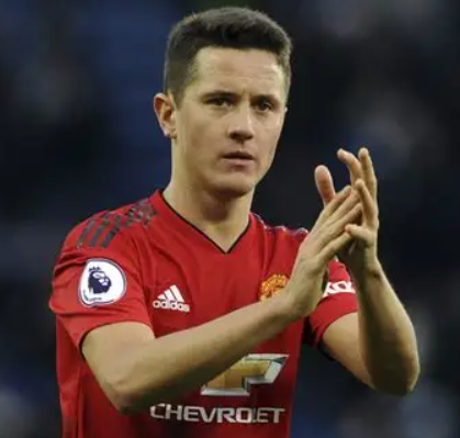 现效力于博卡青年的36岁西班牙中场球员埃雷拉,近期受邀做客一档节目。在节目中,他围绕球员生涯、薪资等话题展开了深入且坦诚的分享。 在谈及球员薪资发放方式时,埃雷拉详细介绍了不同国家的情况。他指出,在西班牙的足球领域,球员薪资的支付模式较为独特。球员每个月仅仅能够领取到工资中的一小部分金额。整个合同所规定的薪资并非一次性发放,而是分两次进行支付,支付时间分别设定在六月和十二月。与之形成鲜明对比的是,英格兰和法国的足球薪资支付体系则更为常规,采用的是十二个月分期支付的方式,即每个月都会按照合同约定发放相应比例的薪资。这种差异不仅体现了不同国家足球行业在财务管理和运营模式上的不同思路,也对球员的资金规划和财务安排有着不同的影响。 当话题转到比赛压力时,埃雷拉毫不掩饰地表达了自己的感受。他表示,尽管自己对足球充满热爱,但当置身于欧冠决赛这样重大且关键的赛事场合时,紧张情绪仍会不由自主地袭来,甚至会紧张到身体蜷缩成一团。他回忆起自己上场前的状态,直言当时身体都在不受控制地发抖。这种真实的分享,让我们看到了即便是在职业赛场上经验丰富的球员,在面对重大比赛时也会和普通人一样,承受着巨大的心理压力。 对于年轻球员,埃雷拉给出了恳切的建议。他认为,在足球这个竞争极为激烈的领域,最终能够取得成功的只是极少数人。因此,他强烈建议年轻球员在专注于足球训练和比赛的同时,也要重视接受教育,为自己准备一个备选计划。不要让足球成为自己生活的全部负担,而是要学会享受足球带来的快乐。为了更好地说明职业生涯的脆弱性,他以皇马前青训球员阿尔瓦罗·贝尼托为例。贝尼托曾经离为皇马一线队踢球近在咫尺,然而一次意外的受伤,却彻底改变了他的命运,让他的职业生涯戛然而止。这个例子生动地揭示了足球职业生涯充满了不确定性,年轻球员需要提前做好应对各种风险的准备。