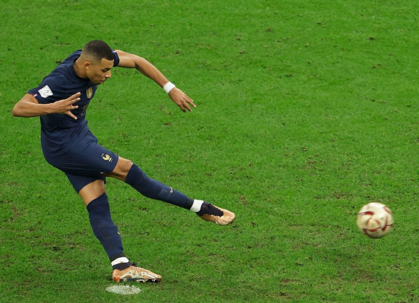 皇马平局背后:姆巴佩与第四官员的激烈争执