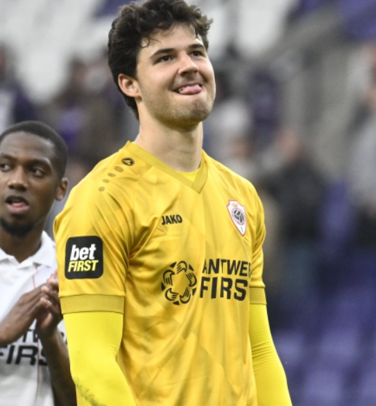 曼联门将更迭:拉门斯崛起与奥纳纳对比下的战略抉择