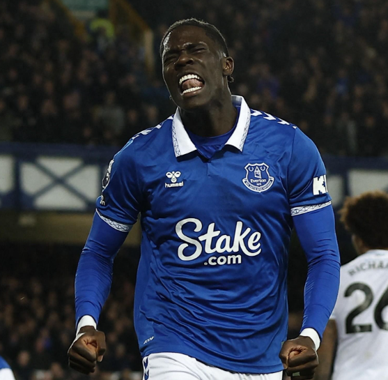 曼联门将更迭:拉门斯崛起与奥纳纳对比下的战略抉择